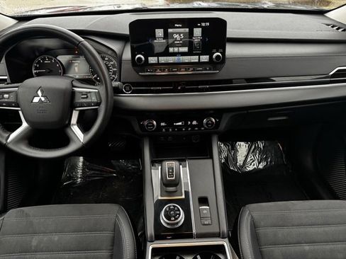 Used 2024 Mitsubishi Outlander SE image 2