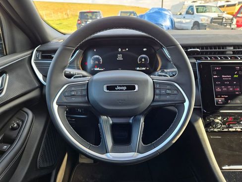 New 2025 Jeep Grand Cherokee Altitude image 18
