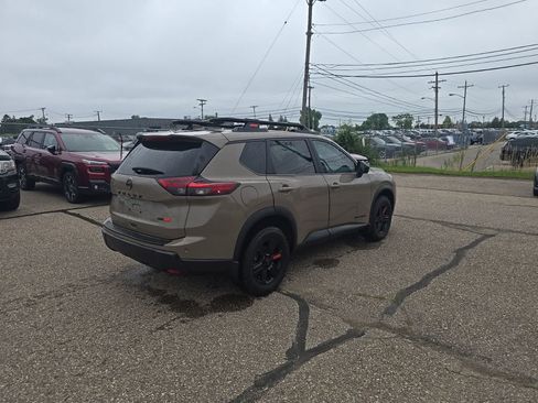 Used 2025 Nissan Rogue SV AWD/4WD image 9