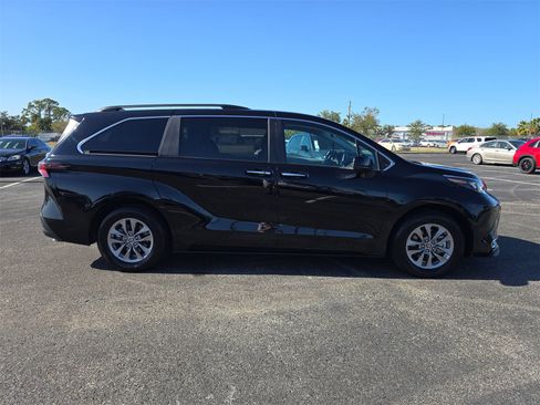 Used 2024 Toyota Sienna XLE image 3