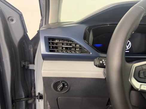 Used 2024 Volkswagen Taos SE w/ Panoramic Sunroof Package image 24