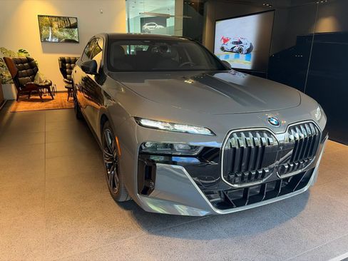 Used 2025 BMW 750e xDrive w/ Executive Package AWD/4WD image 3