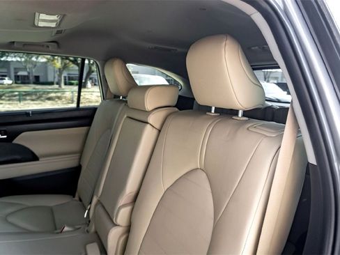 Used 2025 Toyota Highlander XLE image 26