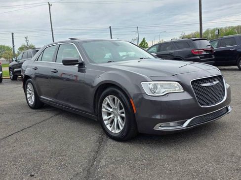 Used 2017 Chrysler 300 Limited w/ Value Package RWD image 9