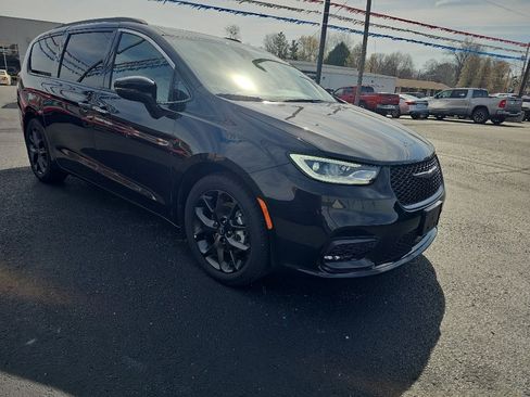 Used 2025 Chrysler Pacifica Limited image 9