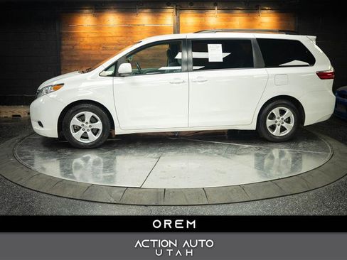 Used 2017 Toyota Sienna LE w/ Preferred Accessory Package FWD image 1