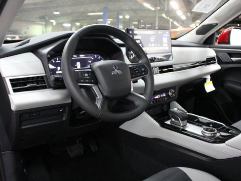 New 2025 Mitsubishi Outlander SE image 5