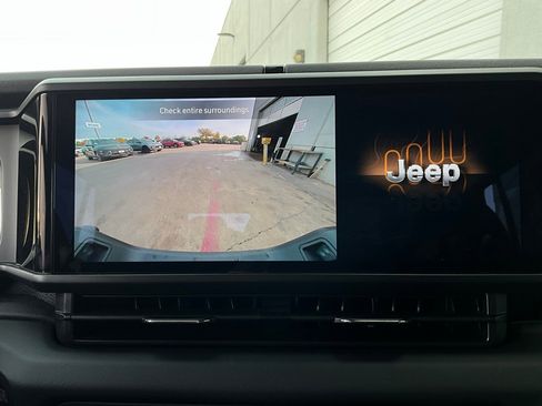 Used 2025 Jeep Gladiator Sport image 31