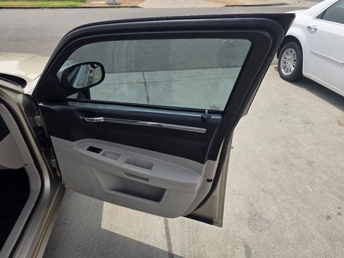 Used 2006 Chrysler 300 Touring RWD image 6