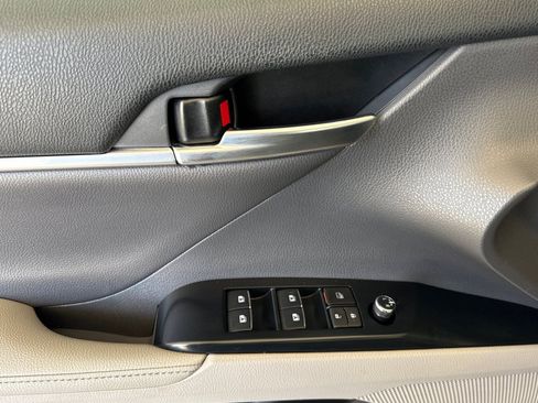Used 2020 Toyota Camry XLE FWD image 12
