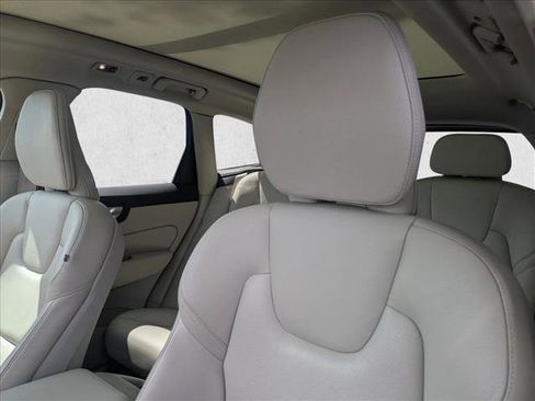 Used 2021 Volvo XC60 T5 Momentum w/ Premium Package FWD image 5