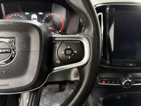 Used 2020 Volvo XC40 T5 Momentum w/ Premium Package image 17