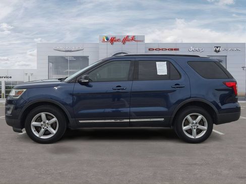 Used 2017 Ford Explorer XLT w/ Equipment Group 202A AWD/4WD image 2