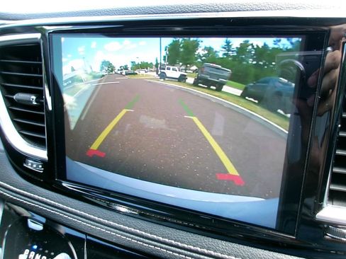 Certified 2025 Chrysler Pacifica Limited FWD image 23