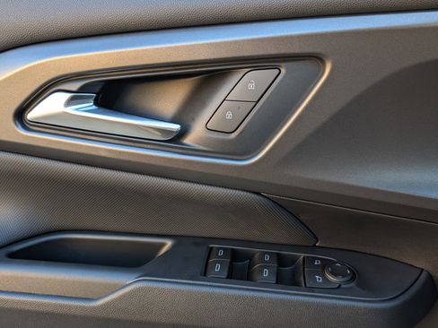 Used 2025 Chevrolet Equinox EV LT image 15