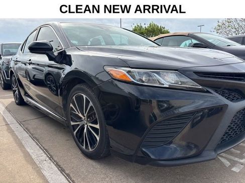 Used 2018 Toyota Camry SE image 3