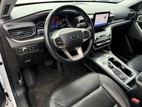 Used 2021 Ford Explorer XLT w/ Equipment Group 202A image 7