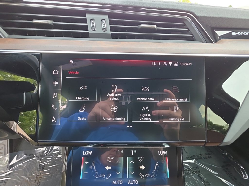 Used 2023 Audi e-tron Premium Plus w/ Premium Plus Package AWD/4WD image 17