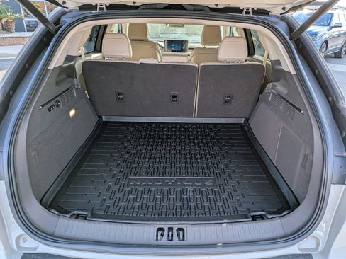 Used 2023 Lincoln Nautilus Standard w/ Premium Package image 8