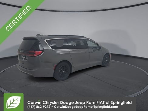 Certified 2022 Chrysler Pacifica Touring-L image 15