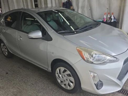 Used 2015 Toyota Prius C One image 4