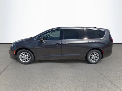 Used 2023 Chrysler Pacifica Touring-L FWD image 8