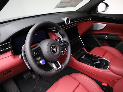 New 2025 Maserati Grecale Modena image 9