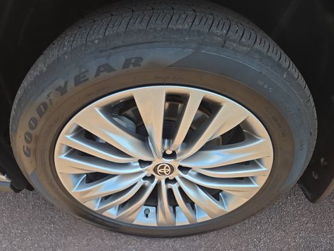 Used 2024 Toyota Highlander Platinum image 12