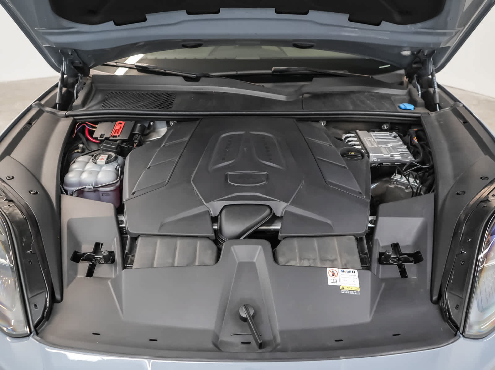 Certified 2024 Porsche Cayenne AWD/4WD image 28