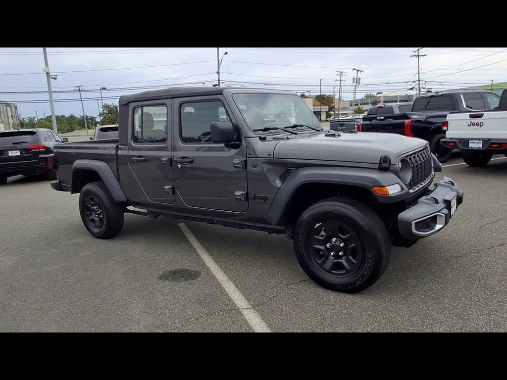 Used 2025 Jeep Gladiator Sport AWD/4WD image 2