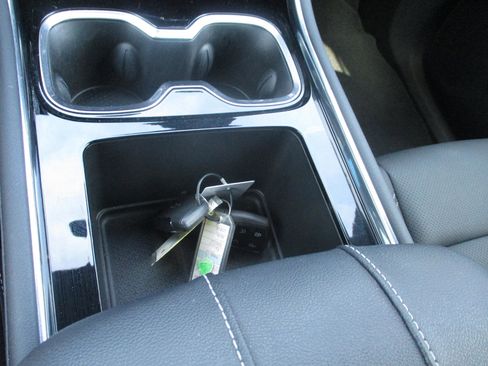 Used 2025 Chevrolet Traverse LT image 18