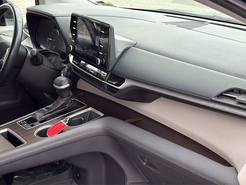 Used 2024 Toyota Sienna XLE image 40