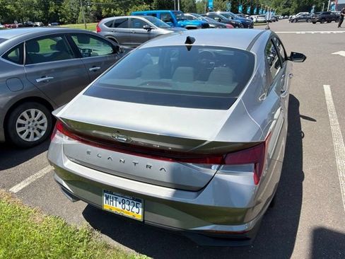 Used 2023 Hyundai Elantra SEL w/ Convenience Package FWD image 10