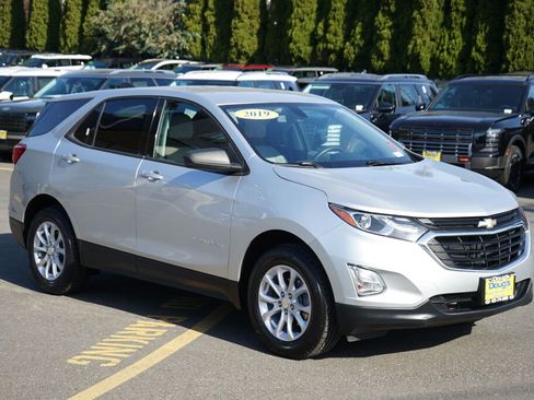 Used 2019 Chevrolet Equinox LS w/ LS Convenience Package AWD/4WD image 4