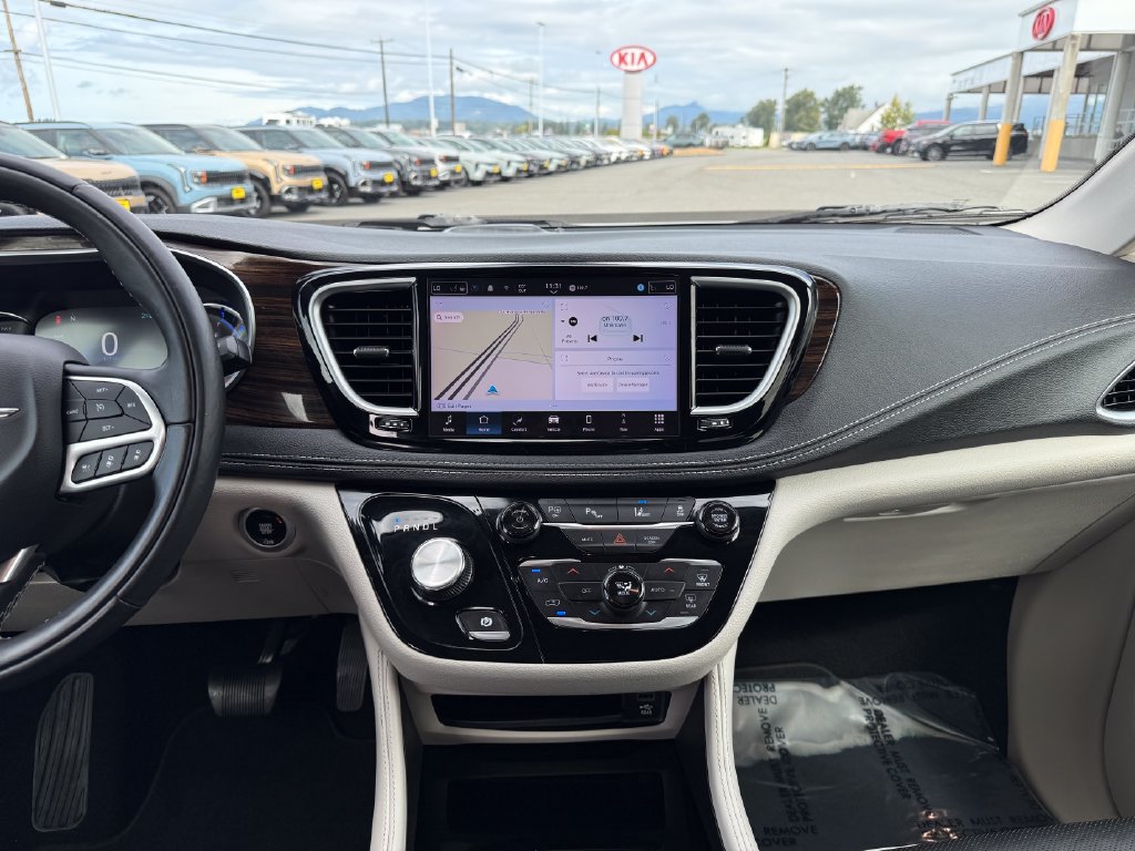 Used 2022 Chrysler Pacifica Limited w/ Uconnect Theater Family Group FWD image 26