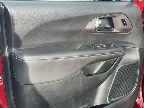 Used 2025 Chrysler Pacifica Select w/ Uconnect Theater Family Group image 20