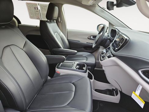 Used 2024 Chrysler Pacifica Touring-L image 15