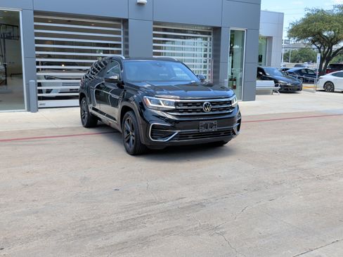 Used 2022 Volkswagen Atlas Cross Sport SEL R-Line AWD/4WD image 2