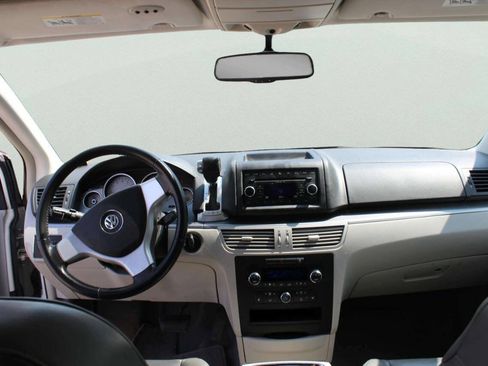 Used 2009 Volkswagen Routan SEL FWD image 7