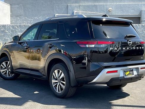 New 2025 Nissan Pathfinder SL image 2