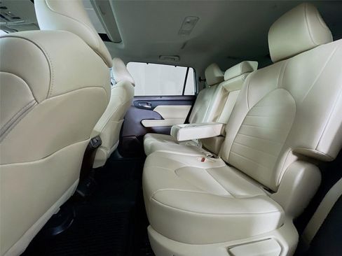 Used 2022 Toyota Highlander XLE AWD/4WD image 27