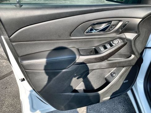 Used 2023 Chevrolet Traverse Premier FWD image 23