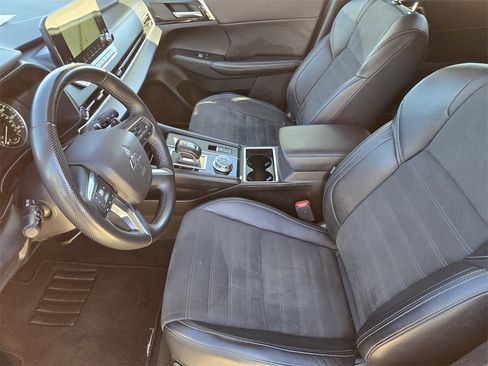 Used 2024 Mitsubishi Outlander SE Black Edition image 18