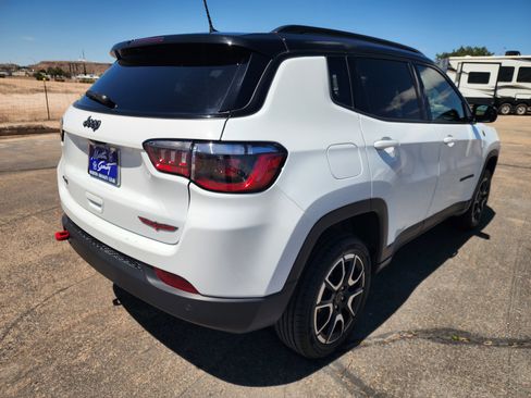Used 2025 Jeep Compass Trailhawk AWD/4WD image 5
