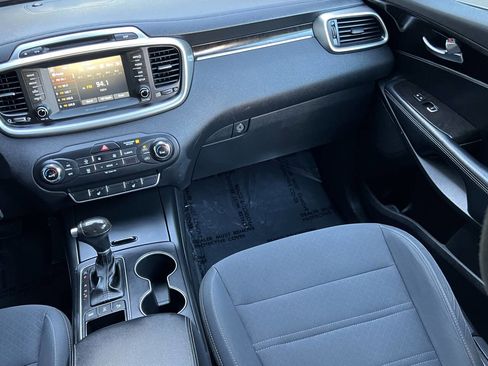 Used 2017 Kia Sorento LX w/ LX Convenience Package image 19