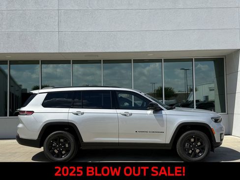 New 2025 Jeep Grand Cherokee L Altitude image 3