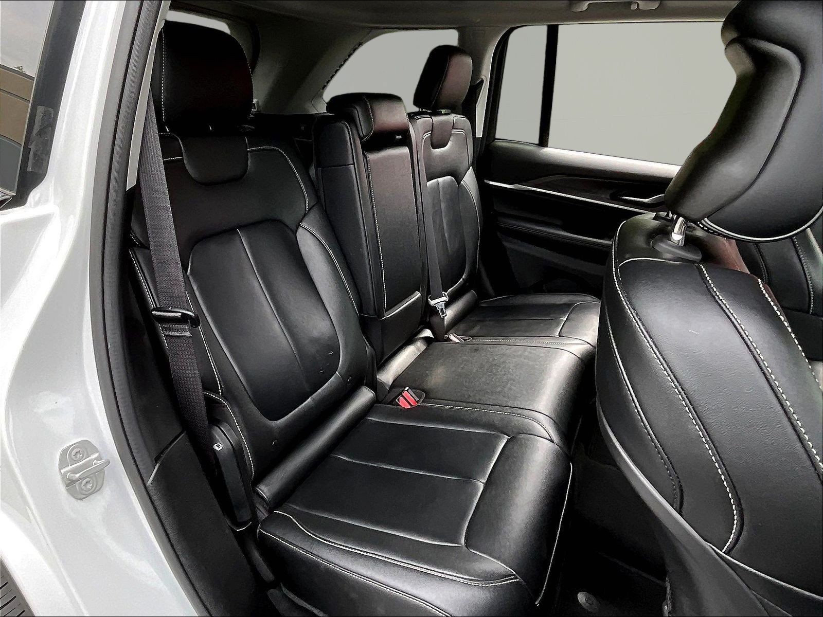Used 2023 Jeep Grand Cherokee Limited w/ Black Appearance Package AWD/4WD image 25