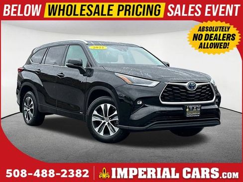 Used 2022 Toyota Highlander XLE AWD/4WD image 1