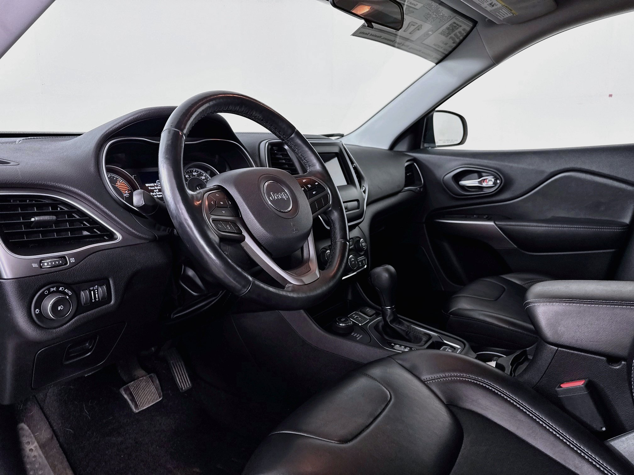 Used 2019 Jeep Cherokee Latitude Plus w/ Cold Weather Group AWD/4WD image 9