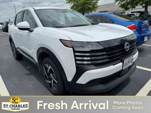 Used 2025 Nissan Kicks SV FWD image 1